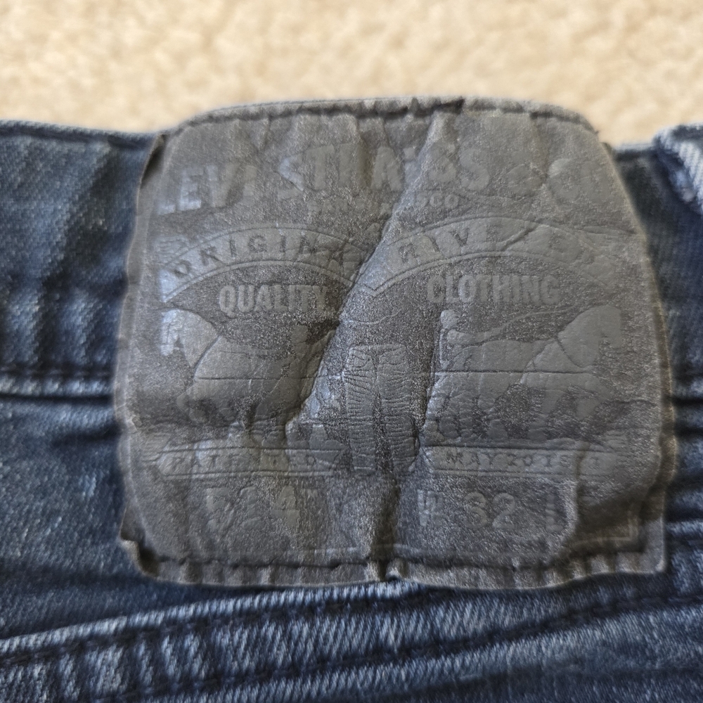 Distressed Slim Fit Levi's - Picture 3 of 5